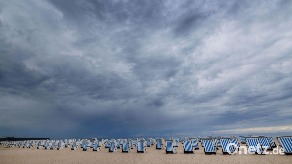 Dunkle Regenwolken ziehen über dem Ostseestrand von Warnemünde auf Bild: Jens Büttner/dpa