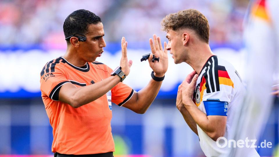 Joshua Kimmich (r) spricht mit Schiedsrichter Jalal Jayed Bild: Tom Weller/dpa