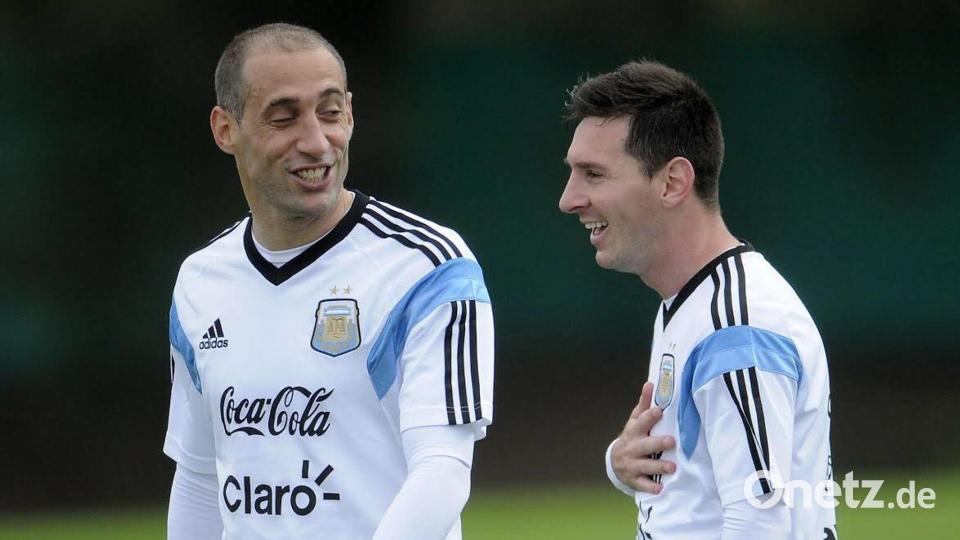 Lionel Messi (r) und Pablo Zabaleta bei der argentinischen Nationalmannschaft. Bild: picture alliance / dpa