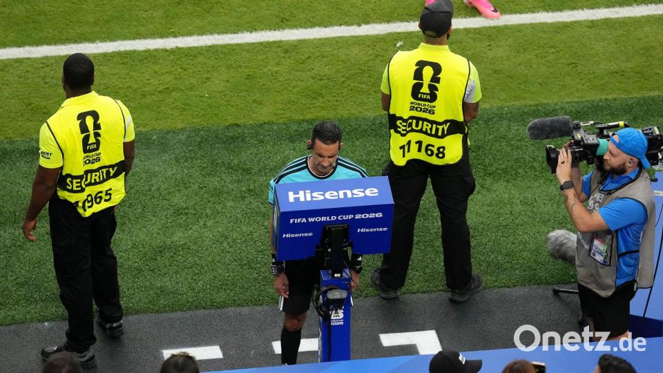 Schiedsrichter Cesar Arturo Ramos vor dem Monitor. (Archivbild) Bild: Nick Potts/PA Wire/dpa