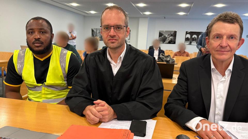 Zwei Kläger mit ihrem Anwalt. Bild: Britta Schultejans/dpa