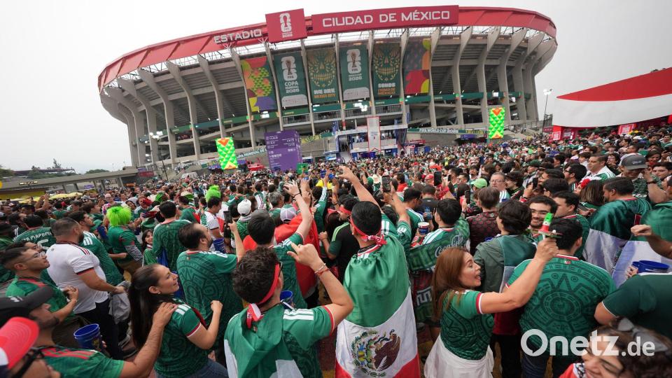 Mexikanische Fans vor dem Aztekenstadion. Bild: Ian Robles/eyepix via ZUMA Press Wire/dpa