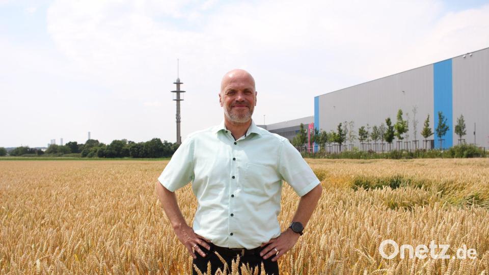 Grevenbroichs Bürgermeister Klaus Krützen (SPD) auf dem Grundstück, wo noch ein Weizenfeld ist - künftig soll dort das Microsoft-Rechenzentrum stehen. Bild: Stadt Grevenbroich/dpa