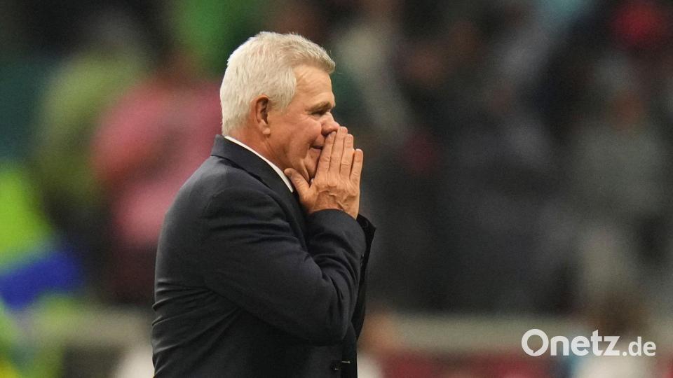 Mexikos Coach Javier Aguirre kann es selbst kaum fassen. Bild: Eduardo Verdugo/AP/dpa