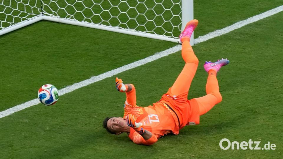 Gab eine unglückliche Figur ab: Torwart Fernando Muslera. (Archivbild) Bild: Fernando Llano/AP/dpa