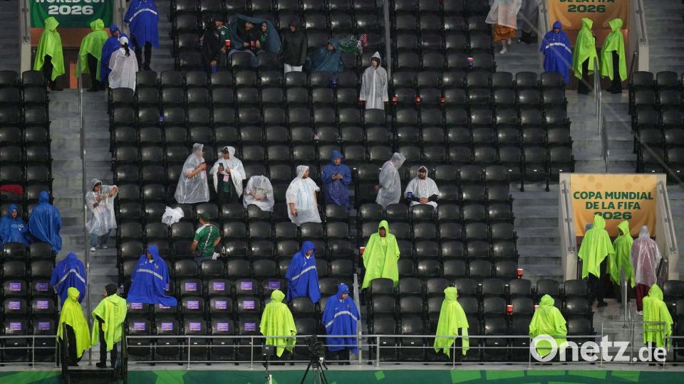 Ein Gewitter in Mexiko-Stadt sorgte für einen verspäteten Anpfiff beim Sechzehntelfinale zwischen Mexiko und Ecuador. Bild: Silvia Izquierdo/AP/dpa