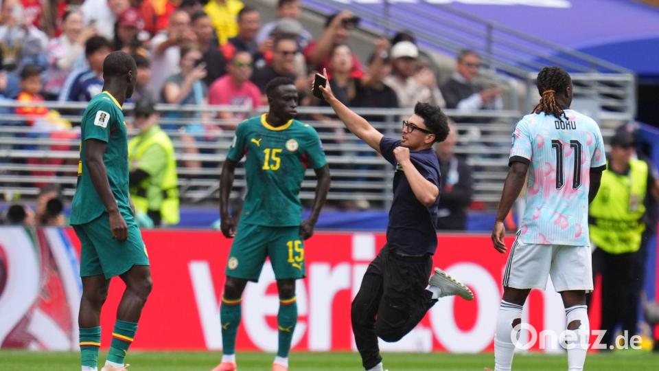 Flitzer störten das WM-Spiel zwischen Belgien und Senegal. Bild: Manu Fernandez/AP/dpa