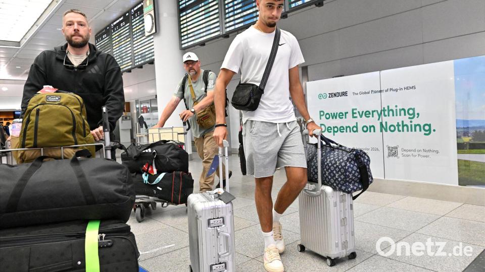 Aleksandar Pavlovic bei seiner Ankunft am Flughafen in München. Bild: Peter Kneffel/dpa