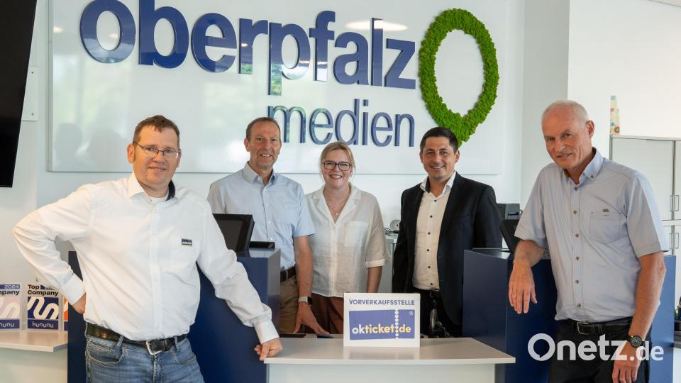 Manfred Wolfrath (links) und Norbert Neugirg (rechts) von Okticket besiegeln zusammen mit Thomas Maul (Zweiter von links), Ilona Stadler und Johannes Zettl von Oberpfalz-Medien die zukünftige Zusammenarbeit. Bild: Marina Gube