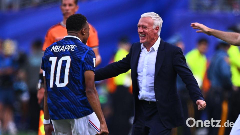 Sein Tor zum 1:0 bejubelte Kylian Mbappé (l.) mit Trainer Didier Deschamps. Bild: Tom Weller/dpa