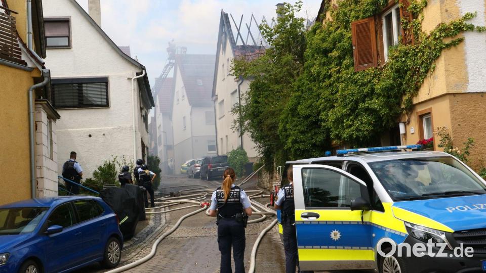 Der Brand eines Dachstuhls hat einen größeren Einsatz ausgelöst. Bild: Karsten Schmalz/KS-Images/dpa