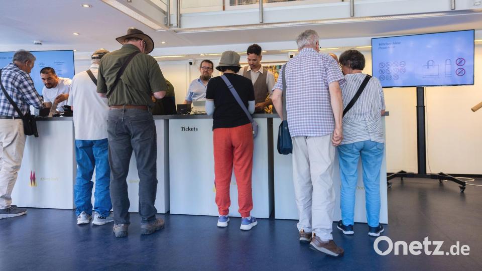 Am Roncalliplatz 2, südlich des Doms, werden Tickets verkauft. Bild: Rolf Vennenbernd/dpa