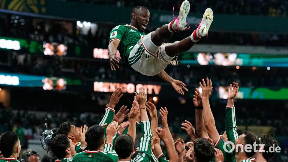 Mexikos Team feiert einen berauschenden WM-Abend. Bild: Ricardo Mazalan/AP/dpa