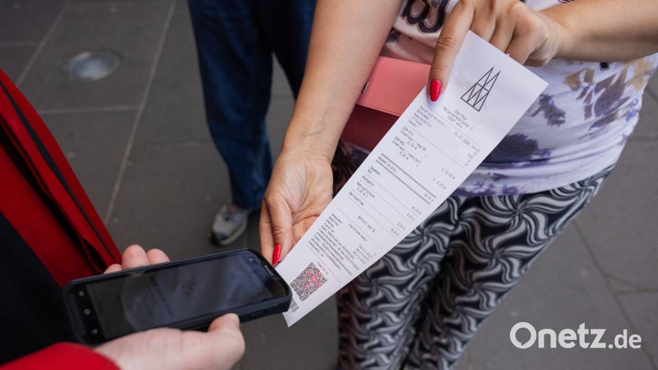 Probleme gab es kurz beim Scannen der Tickets. Bild: Rolf Vennenbernd/dpa