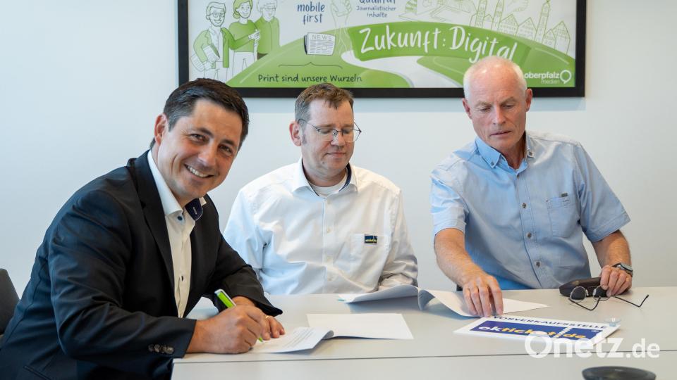 Oberpfalz-Medien Geschäftsführer Johannes Zettl (von links) mit Manfred Wolfrath und Norbert Neugirg, den Geschäftsführern von Okticket, bei der Vertragsunterzeichnung. Bild: Marina Gube