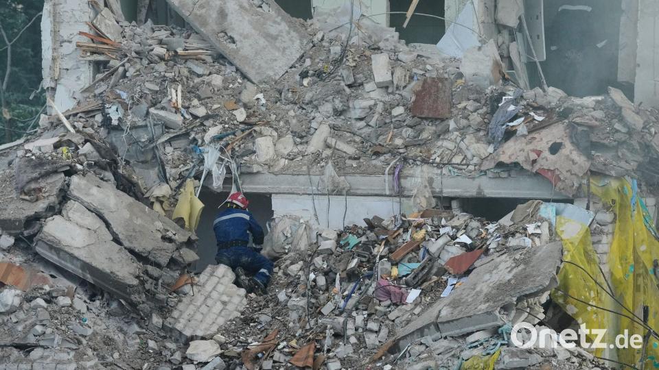 Rettungshelfer in Kiew suchen nach Überlebenden in den Trümmern nach dem russischen Angriff. Bild: Efrem Lukatsky/AP/dpa