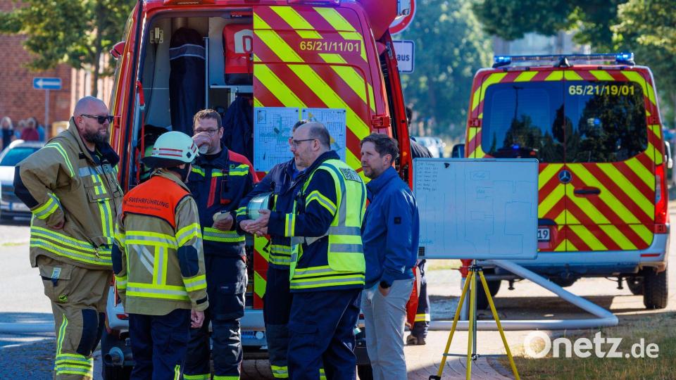 In der Spitze bekämpften etwa 90 Feuerwehrkräfte die Flammen. Bild: Jens Büttner/dpa