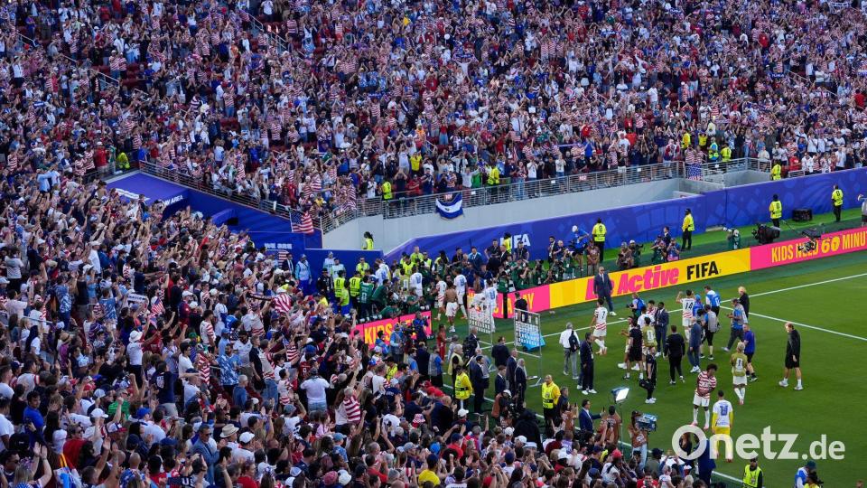 Die Fans verabschiedeten die Spieler mit großem Jubel. Bild: Jeff Chiu/AP/dpa