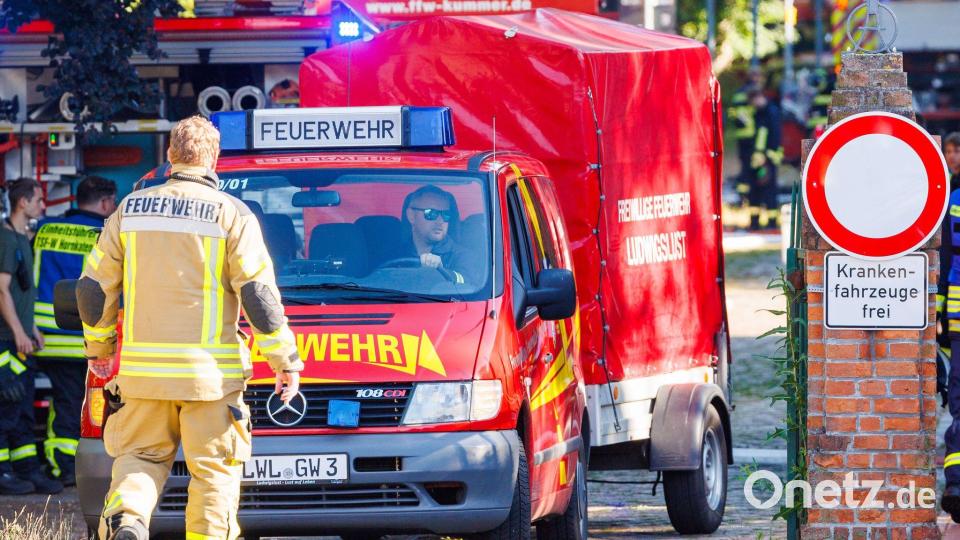 Die Feuerwehr war mit einem Großaufgebot vor Ort. Bild: Jens Büttner/dpa