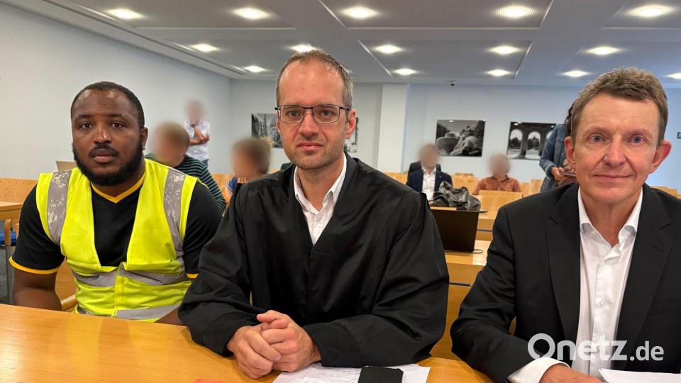 Zwei Kläger mit ihrem Anwalt (M). (Archivbild) Bild: Britta Schultejans/dpa