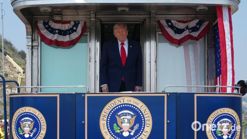 US-Präsident Donald Trump trifft mit dem Zug „Freedom 250“ zur Eröffnung der „Theodore Roosevelt Präsidentenbibliothek“ ein. Bild: Julia Demaree Nikhinson/AP/dpa