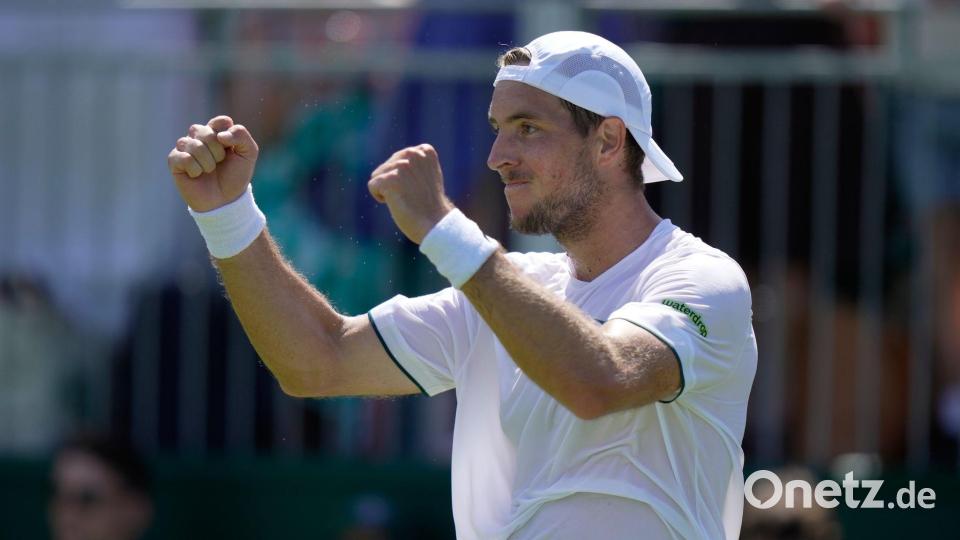 Jan-Lennard Struff jubelt über seinen Sieg. Bild: Brian Inganga/AP/dpa