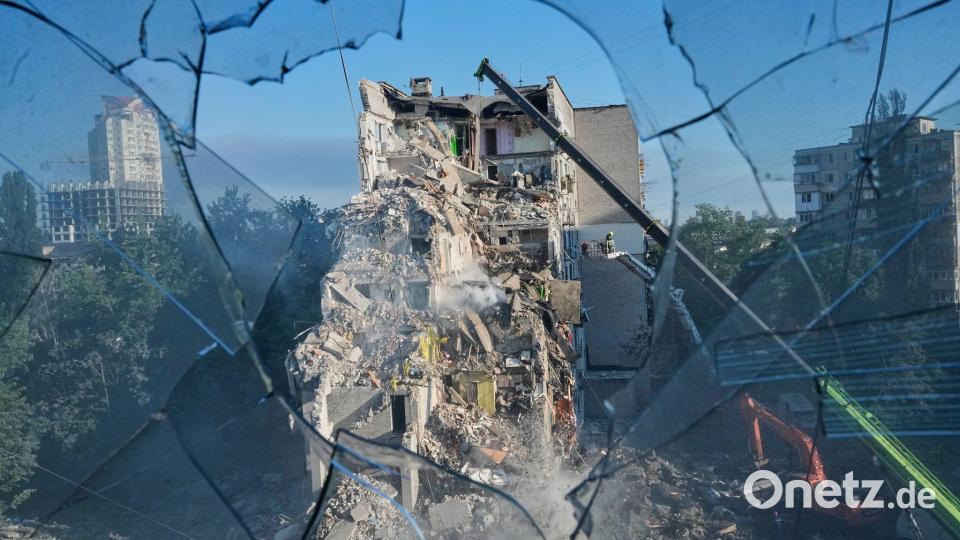 Viele Wohnhäuser in Kiew sind nach dem russischen Angriff schwer beschädigt. Bild: Efrem Lukatsky/AP/dpa