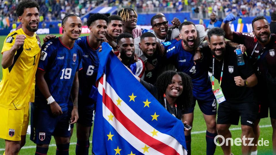 Das Überraschungsteam der WM: Die Spieler von Kap Verde nach der Partie gegen Saudi-Arabien. (Archivbild) Bild: David J. Phillip/AP/dpa
