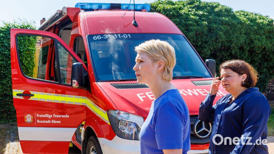 Ministerpräsidentin Manuela Schwesig (l) und Sozialministerin Drese waren ebenfalls vor Ort. Bild: Jens Büttner/dpa