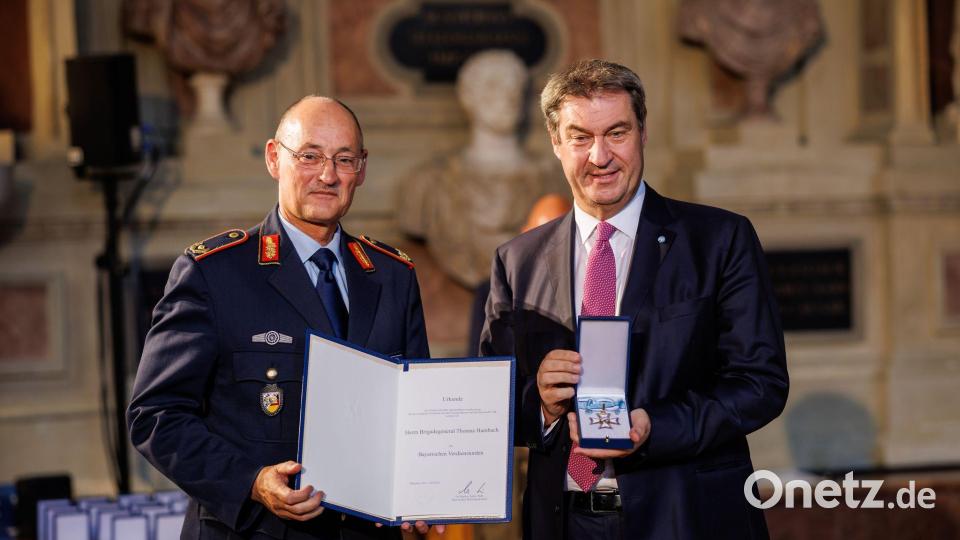Die Nachricht dürfte Bayerns Ministerpräsidenten Söder (rechts) ebenso freuen, wie Brigadegeneral Hambach: Das Landeskommando Bayern bleibt in seiner etablierten Struktur erhalten. (Archivbild) Bild: Matthias Balk/dpa