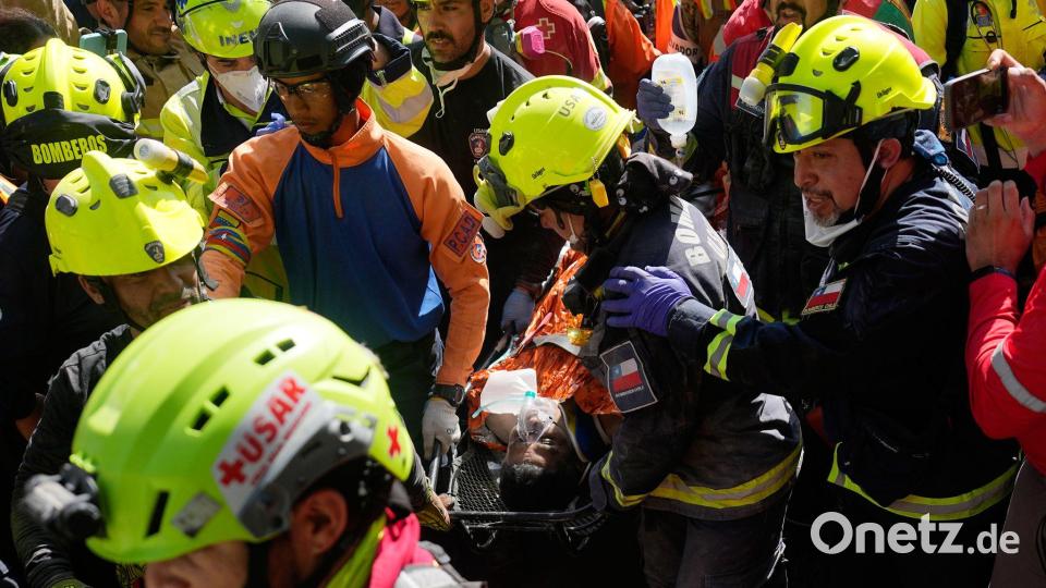 Über einen Schlauch mit Wasser und weiteren lebenswichtigen Hilfsgütern wurde der Mann tagelang versorgt. Bild: Fernando Vergara/AP/dpa