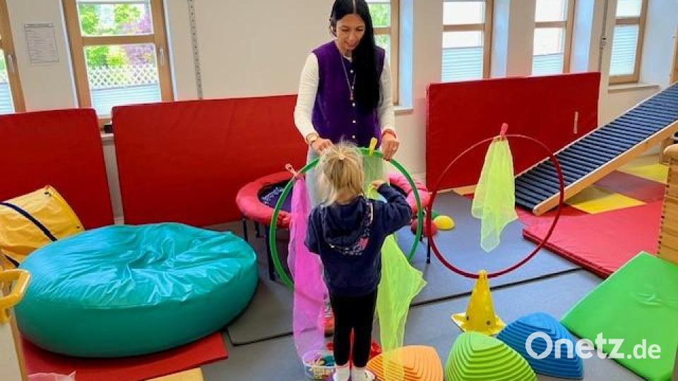 Nach der Scheckübergabe gab das Team der Frühförderstelle Einblick in die Räumlichkeiten und die tägliche pädagogisch-therapeutische Arbeit. Bild: Michaela Moore