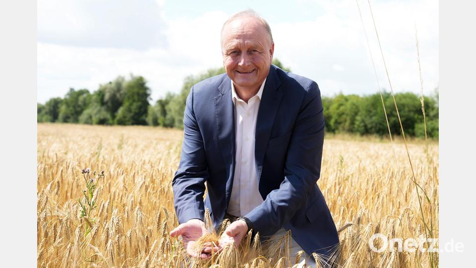 Bauernpräsident Joachim Rukwied kommt zum Start der Ernte von Wintergerste aufs Feld. Die Weizenernte startet etwas später. Bild: Sven Kaeuler/dpa