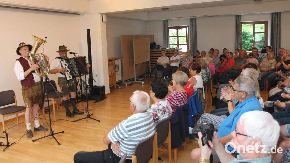 Wegen des schlechten Wetters war der Sommerserenaden-Auftakt in den Rathaussaal verlegt worden. Bild: Josef Pilfusek