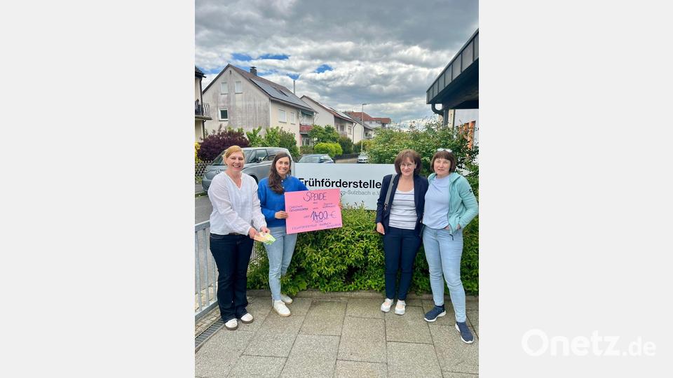 Frühförderstellenleiterin Michaela Moore (von links) und Ergotherapeutin Kristin Wolf nahmen den symbolischen Scheck in Höhe von 1400 Euro von Künstlerin Sylvia Hoffmann und Café-Besitzerin Christine Geilersdörfer entgegen. Bild: Selli Kunisch