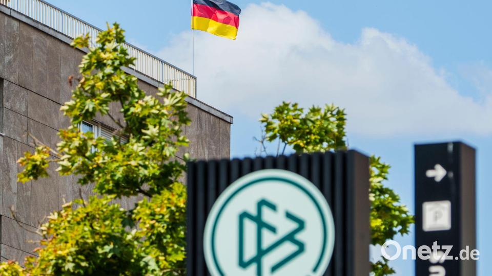 WM 2026: Deutschlandfahne weht vor dem DFB-Campus Bild: Andreas Arnold/dpa