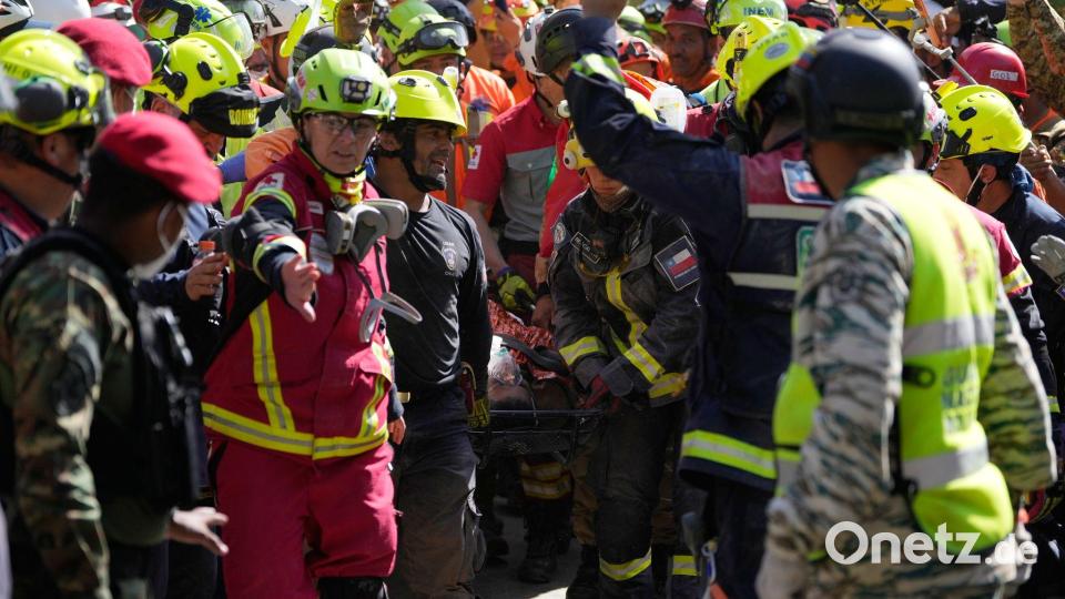 Rettungskräfte bergen einen Mann lebend aus den Trümmern eines eingestürzten Einkaufszentrums. Bild: Fernando Vergara/AP/dpa