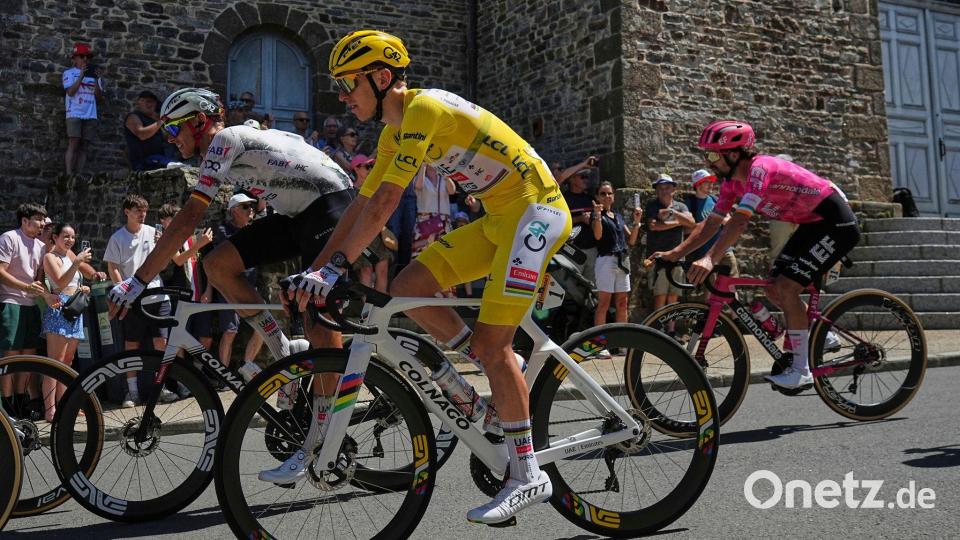 Pogacar (M) und sein Kölner Helfer Nils Politt (l). (Archivbild) Bild: Thibault Camus/AP/dpa