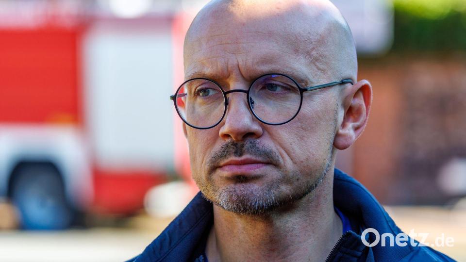 Stefan Sternberg (SPD), Landrat des Kreises Ludwigslust-Parchim, kündigte ein Notdach für die Klinik innerhalb von 24 Stunden an. Bild: Jens Büttner/dpa