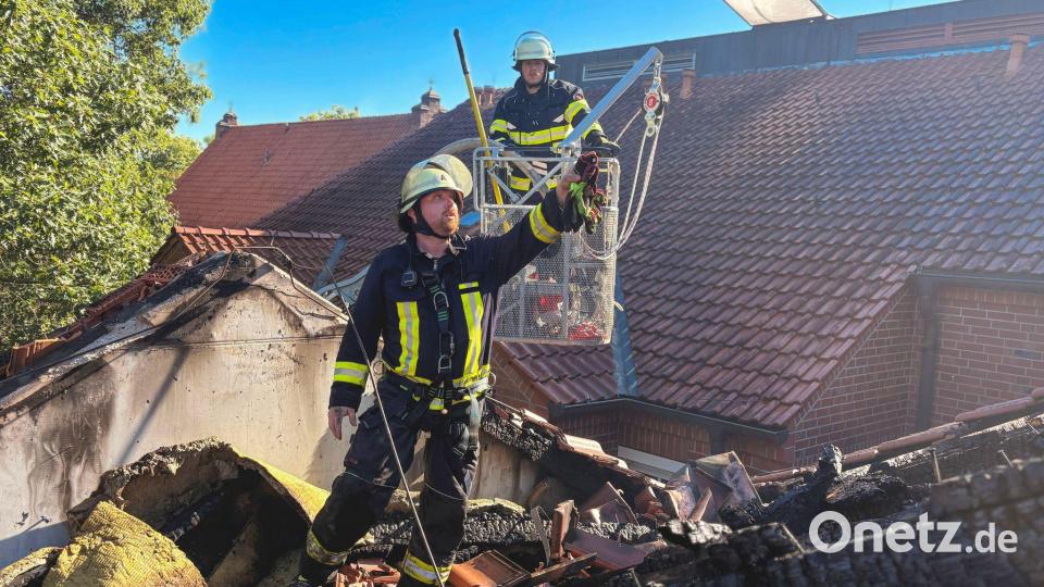Feuerwehrleute im Einsatz auf dem Dachstuhl des Krankenhauses. (Handoutbild) Bild: Landkreis Ludwigslust-Parchim/dpa