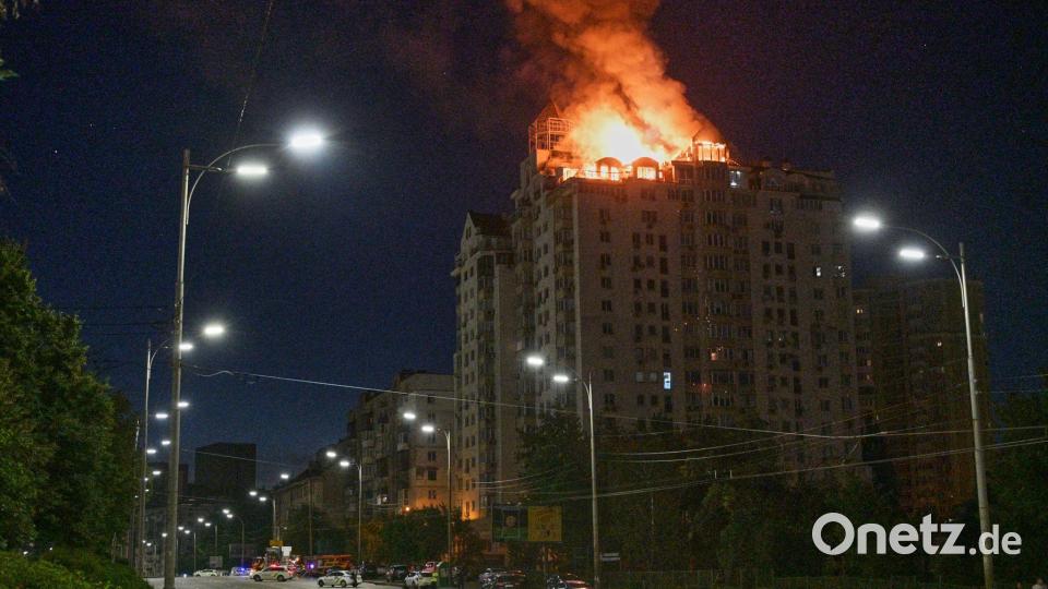 Brand in einem Kiewer Wohnhaus nach einem russischen Raketenangriff. Bild: Danylo Antoniuk/AP/dpa