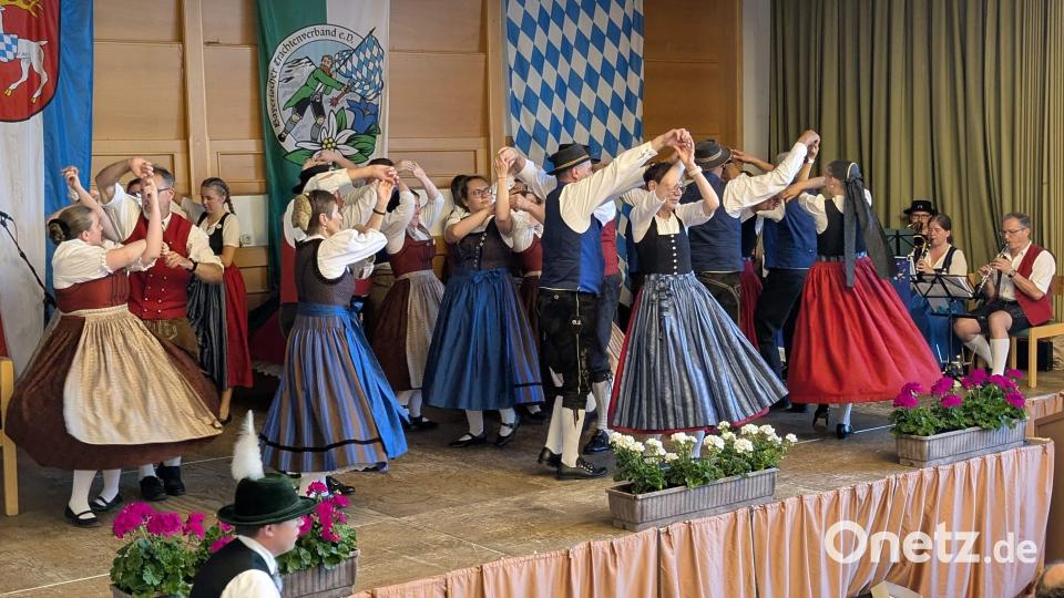 Ein buntes Programm an Tanzdarbietungen boten die Gruppen der einzelnen Trachtenvereine beim Jubiläumsabend im Hirschauer Josefshaus, hier die Gautanzgruppe mit dem Fensterltanz. In der Mitte: Gau-Vortänzer Gaston Lottner, der durch das Programm führte, mit Ehefrau Iris. Bild: Christian Summer