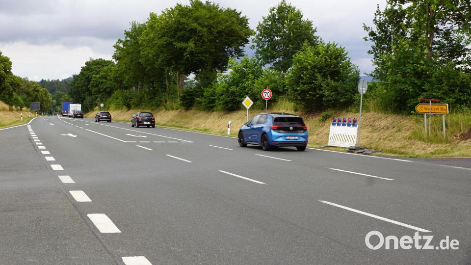 An der östlichen Einfahrt der B22 sind es noch 38 Kilometer bis Weiden. Die Vorbereitungen für die Straßensperre sind bereits getroffen (rechts im Bild). Bild: bkr
