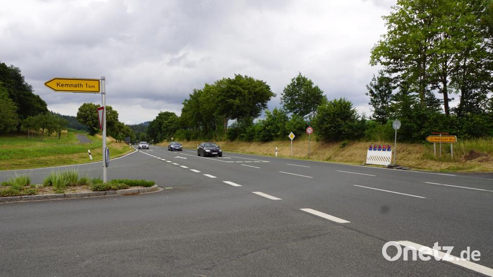 An der östlichen Einfahrt der B22 sind es noch 38 Kilometer bis Weiden. Die Vorbereitungen für die Straßensperre sind bereits getroffen (rechts im Bild). Bild: bkr