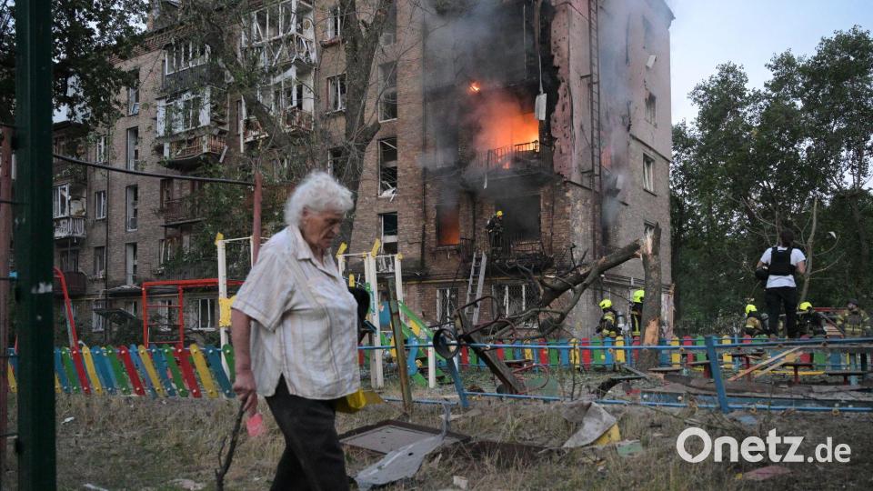 Frau passiert brennendes Wohnhaus nach russischem Angriff in Kiew Bild: Danylo Antoniuk/AP/dpa