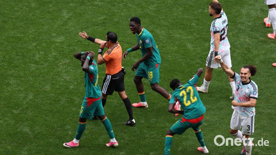 Der Elfmeter-Pfiff von Referee Martinez erzürnte die Senegalesen. Bild: Maddy Grassy/ AP/dpa