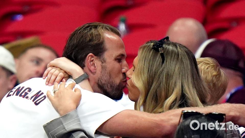 Nach dem Spiel gab's den Belohnungskuss von Ehefrau Katie. Bild: Bradley Collyer/PA Wire/dpa