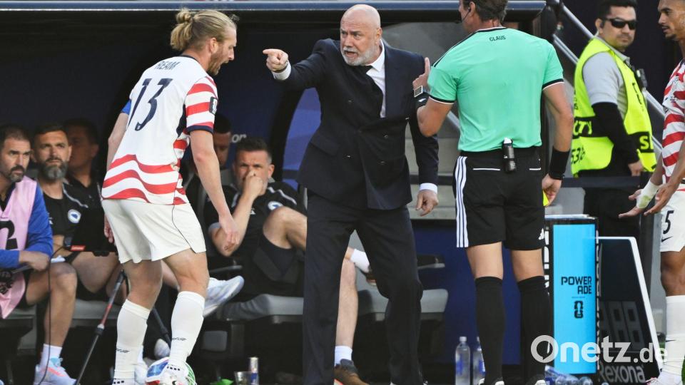 Barbarez (m) sprach seiner Mannschaft ein großes Lob aus. Bild: Eakin Howard/AP/dpa