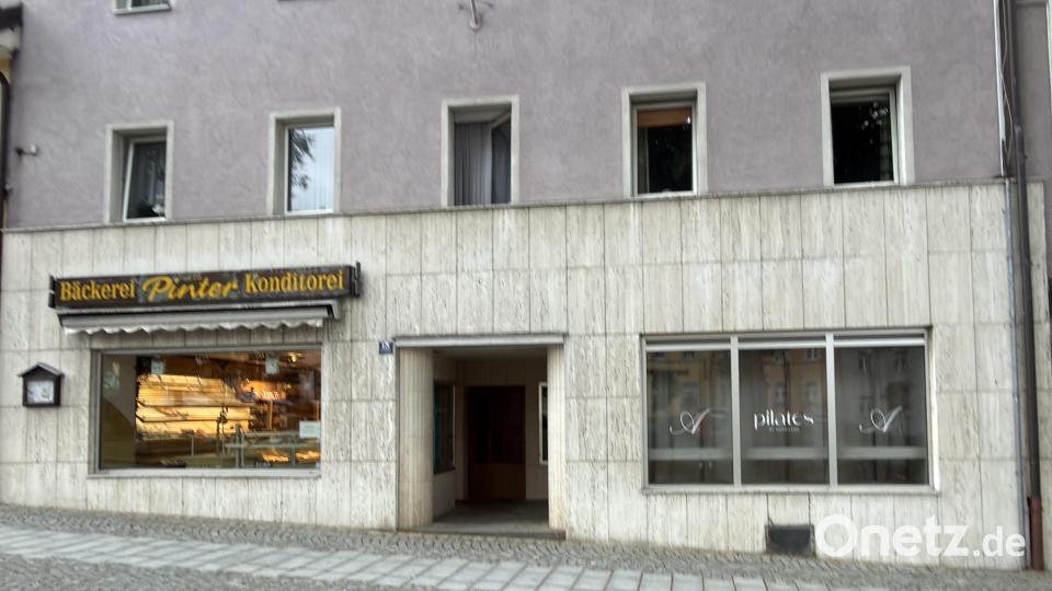 Im Gebäude ihrer Schwiegereltern, gleich neben der Bäckerei am Marktplatz in Vohenstrauß eröffnet Anna-Lena Pinter ein Pilates-Studio. Bild: Elisabeth Dobmayer