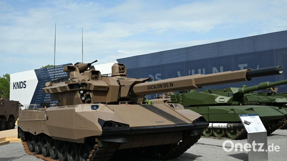 Der Capint-Kampfpanzer von KNDS France, rechts daneben in grün zwei Leopard-Kampfpanzer. Bild: Wolf von Dewitz/dpa
